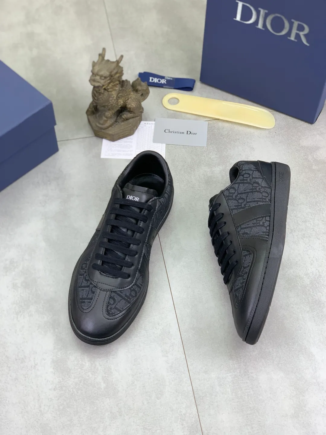 Men's shoes 💰P360 New Dior B01 moral training shoes, white first-layer cowhide, original molded outsole. New to the fall collection, this sneaker marks the return of a Dior classic, reinterpreted in a stylish and elegant silhouette. Crafted from white smooth first-grain cowhide with a tonal silk sheepskin lining, it features the Dior logo on the tongue and inner sides, and a CD icon on the heel. Paired with Tpu anti-slip soles of the same color, it can be matched with various styles to create a sophisticated look.  Code number: 38-44